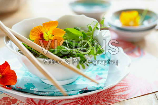 Bouillon met Crazy Pea en oost-indische kers Bouillon met Crazy Pea en oost-indische kers